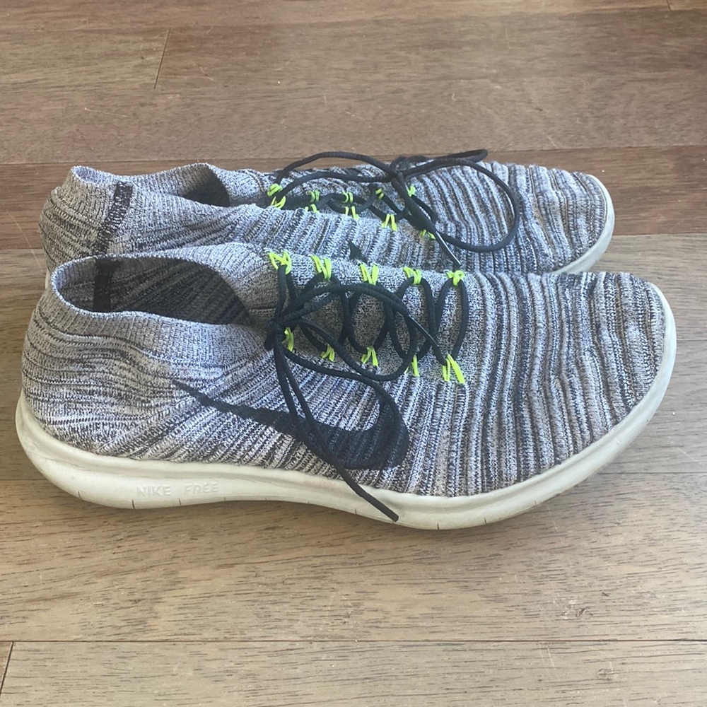 Women Nike Flyknit Black/White Size 11
